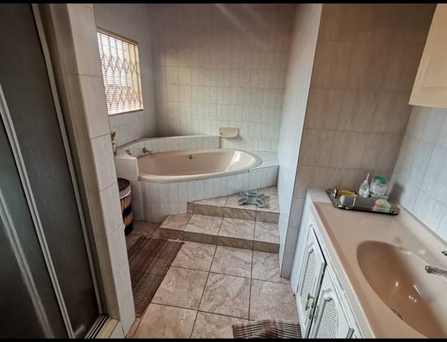 3 BEDROOM HOUSE FOR SALE IN VANDERBIJLPARK SE 3